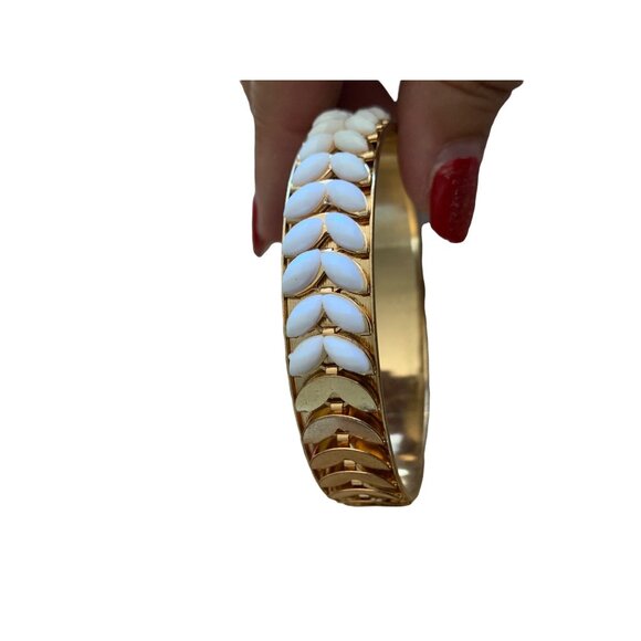 🍒 2/$20 🍒 Vintage White and Gold Leaf Pattern Bangle Bracelet - Picture 5 of 5